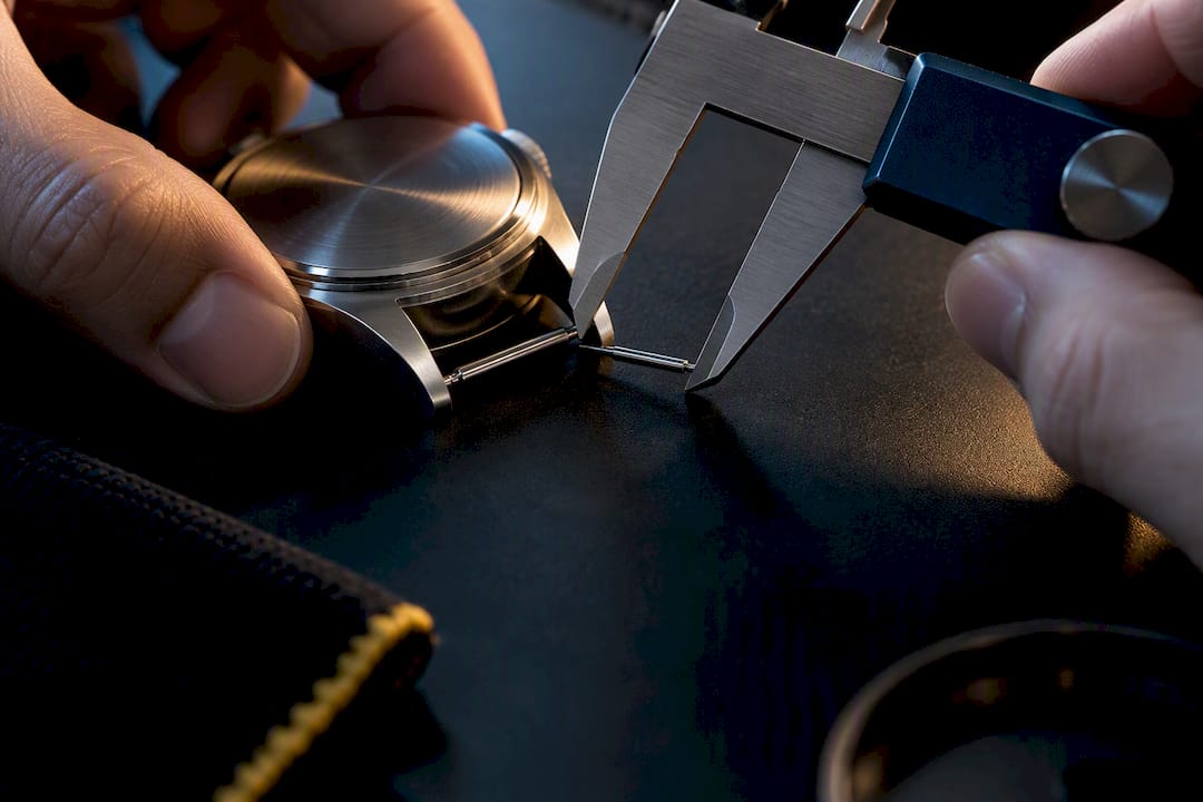 Calipers measuring watch lug width